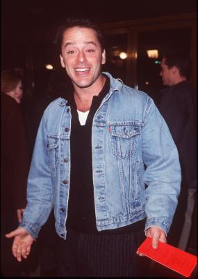 Gil Bellows (Billy Thomas)